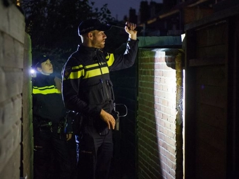 Inbreker wordt betrapt en hoekt bewoner
