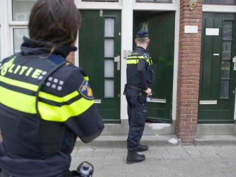Vuurwapen, geld en drugs aangetroffen in een woning