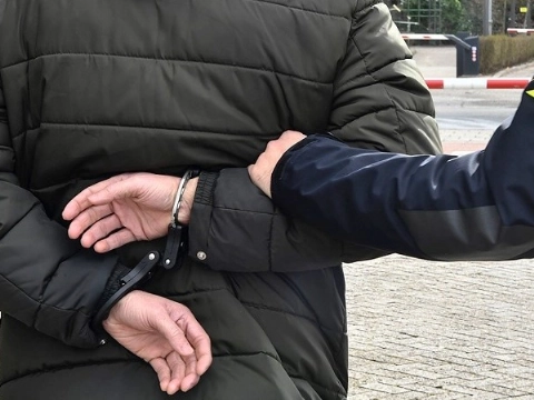 Twee jongens op straat beroofd door groep leeftijdsgenoten