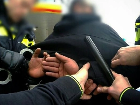 Rotterdamse agent breekt vinger bij aanhouding lastpak