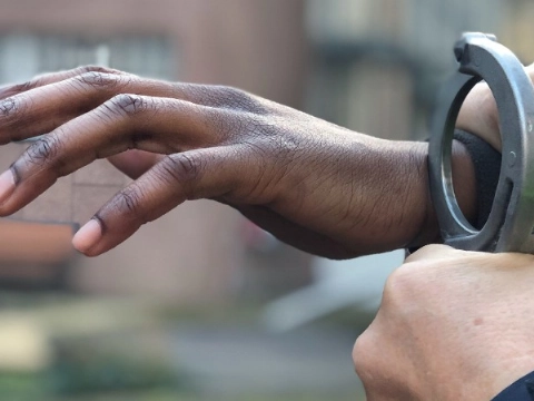 34-jarige man bewusteloos geslagen en van telefoon beroofd