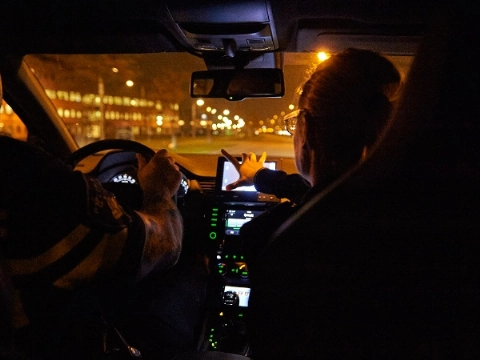 Politieachtervolging eindigt met crash tegen lantaarnpaal