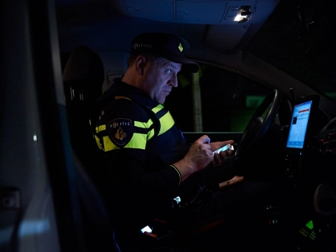 Man in zijn rug gestoken en beroofd bij station