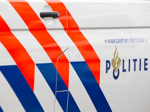 'Camouflageman' in witte bus benadert kinderen op straat