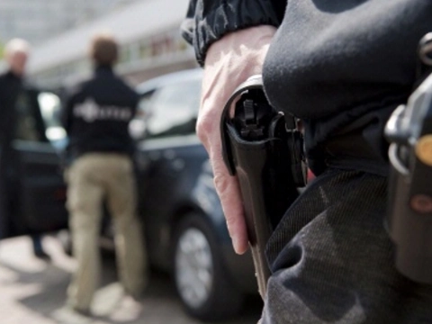 Politie schiet inbreker neer