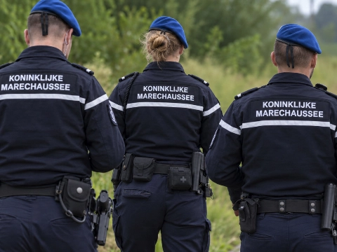 Marechaussee vindt goed verborgen vuurwapens vlak bij basisschool in Overasselt