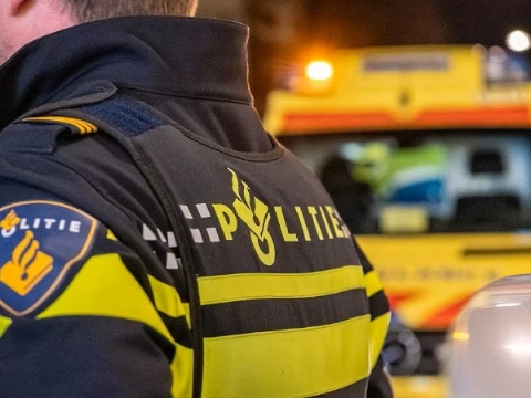 Auto rijdt woning binnen: twee gewonden