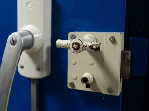 Grote vechtpartij op schoolplein: zes aanhoudingen en twee gewonden