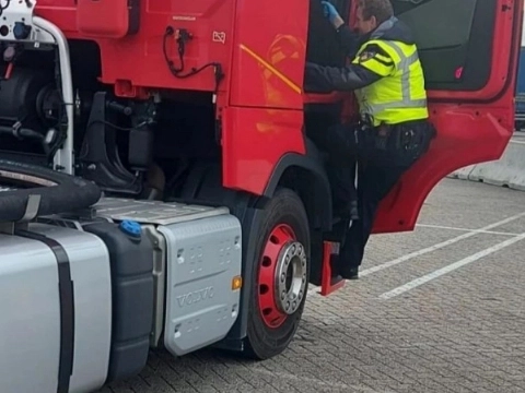Twaalf verstekelingen gevonden in vrachtwagen op DFDS-terrein