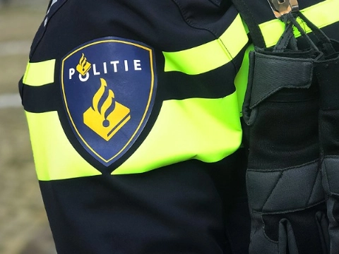 Telefoonwinkel overvallen, winkelmedewerker mishandeld