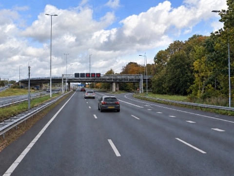 Auto slaat over de kop op A16 bij Dordrecht, bestuurder aangehouden