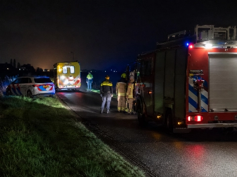 Tractorbrand legt loods bij boerderij volledig in de as